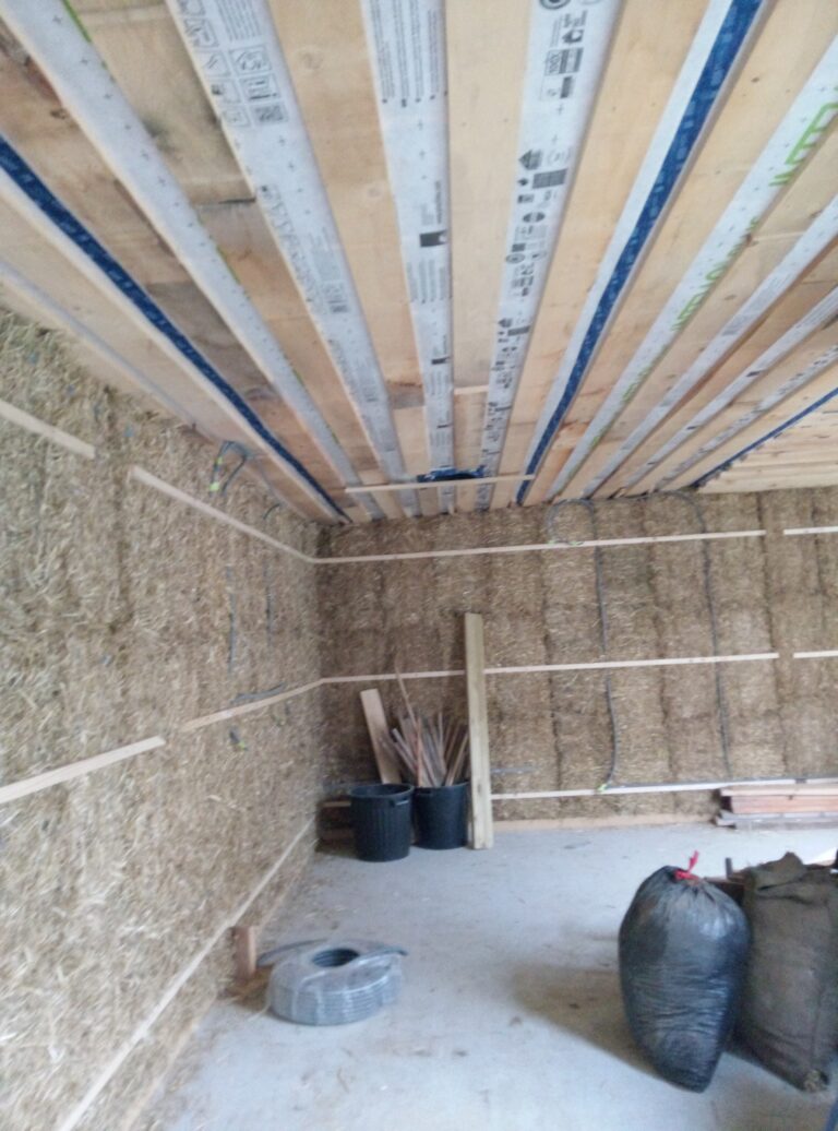 Mur avec bottes de paille et tasseaux anti-déversement