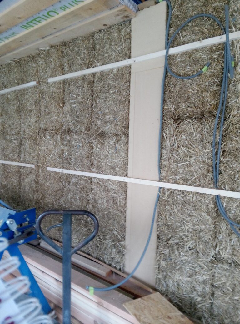 Mur avec bottes de paille et tasseaux anti-déversement