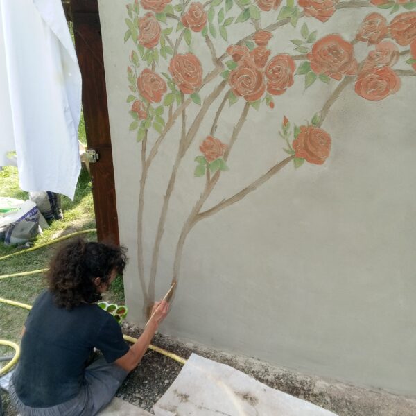 Peinture eau + pigments sur l'enduit frais (Ines Martinez en pleine action)